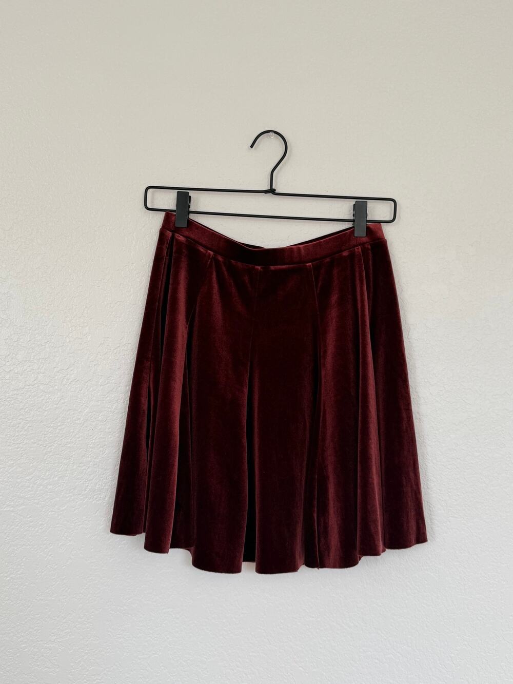 Kimchi Blue Burgundy Velvet Pleated Mini Skirt – Size Medium